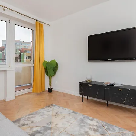 Stylish & Comfortable With Balcony In Central By Renters *