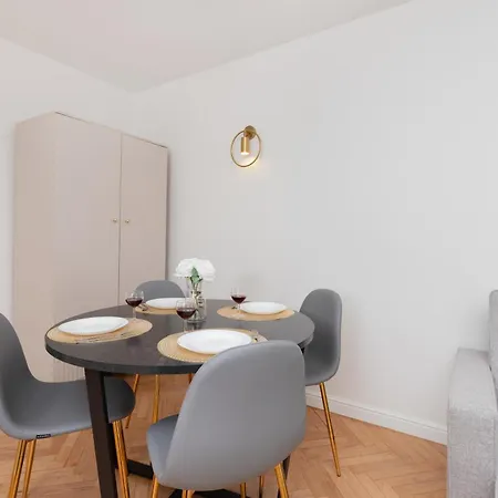 Stylish & Comfortable With Balcony In Central By Renters