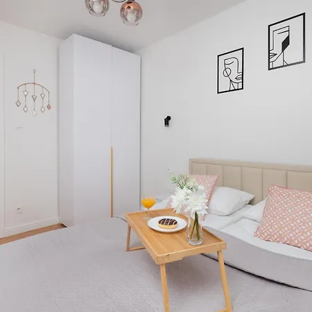Stylish & Comfortable With Balcony In Central By Renters Apartman