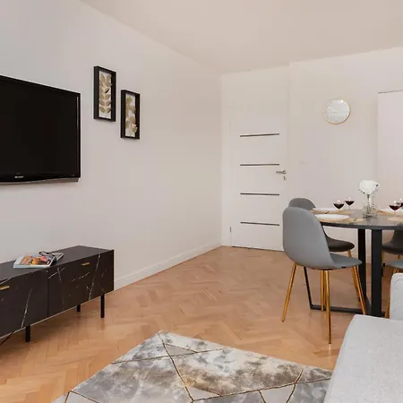Stylish & Comfortable With Balcony In Central By Renters