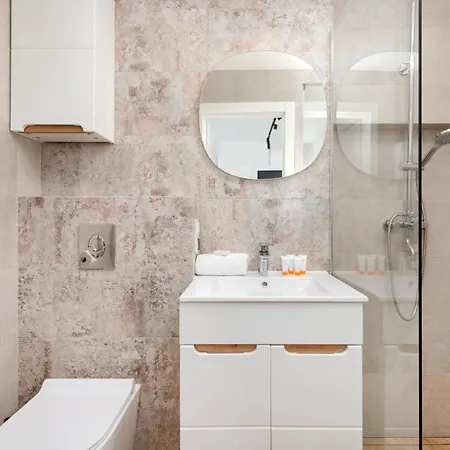 Stylish & Comfortable With Balcony In Central By Renters 公寓 *